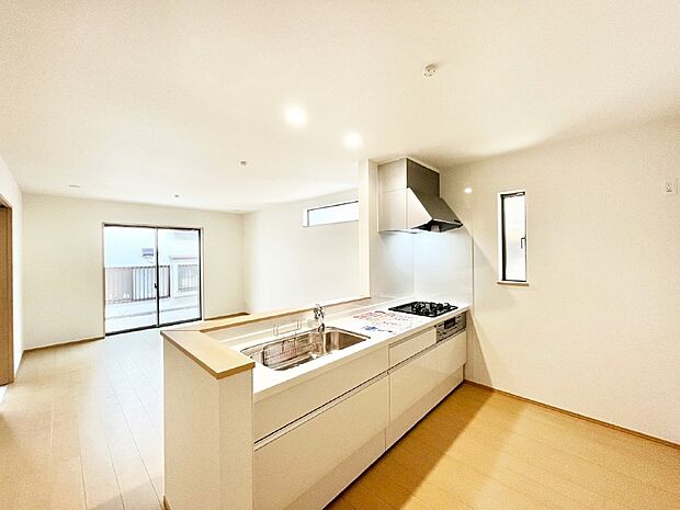 料理をしながらでもご家族との会話を楽しめる対面キッチン