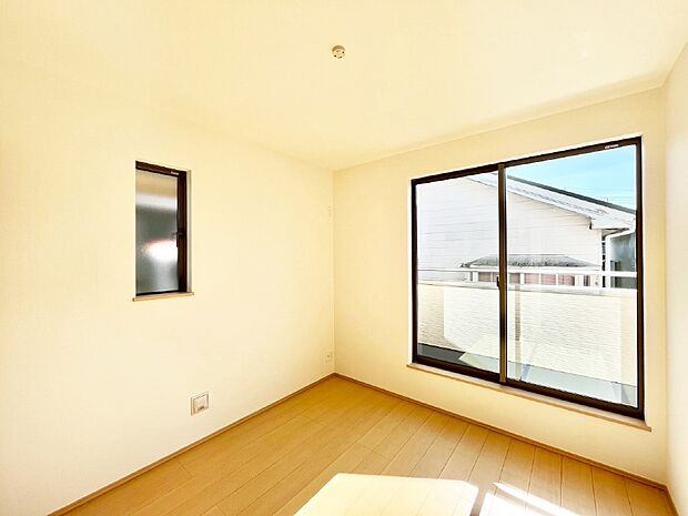 明るいバルコニーサイドに洋室を設置。目覚めの良い寝室に。