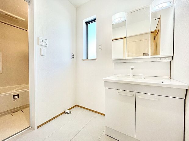 清潔感のある快適空間です。毎日の身支度も気持ち良くお使い頂けます。 