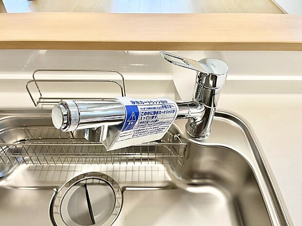 いつでも清潔なおいしいお水を。一つの水栓で水道水と浄水を使い分け。