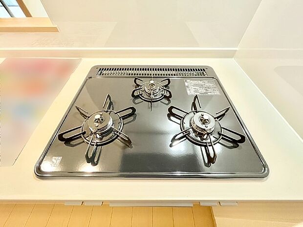 ガスコンロはSiセンサー搭載。火力調節や焦げ付き・消し忘れも防いでくれます。