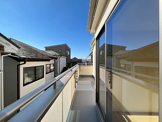 暖かな陽光が降り注ぐバルコニーはお洗濯におすすめ。爽やかな風も心地よいです。 