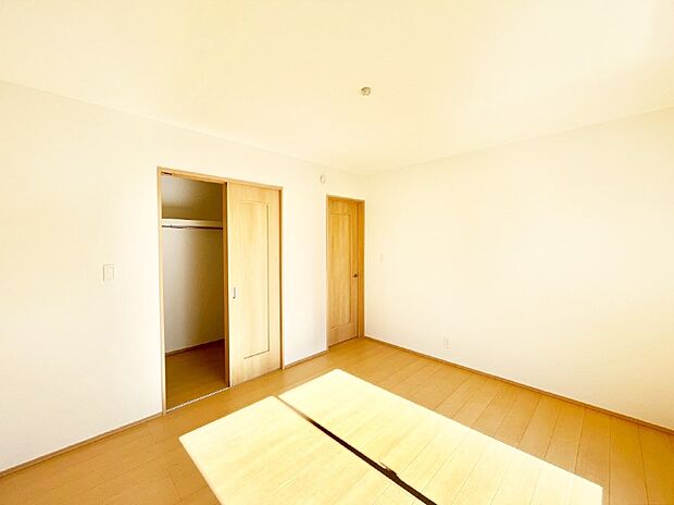 ウォークインクローゼットがあるお部屋!季節ごとの入れ替えも不要で便利です。