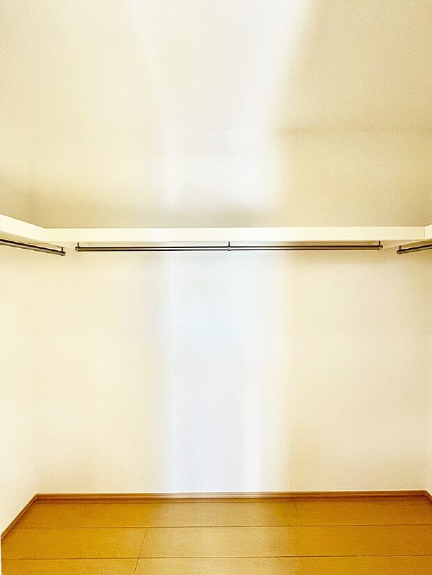 衣類をハンガーに掛けたまま収納できるWIC。衣類の整理整頓がしやすくて便利です！