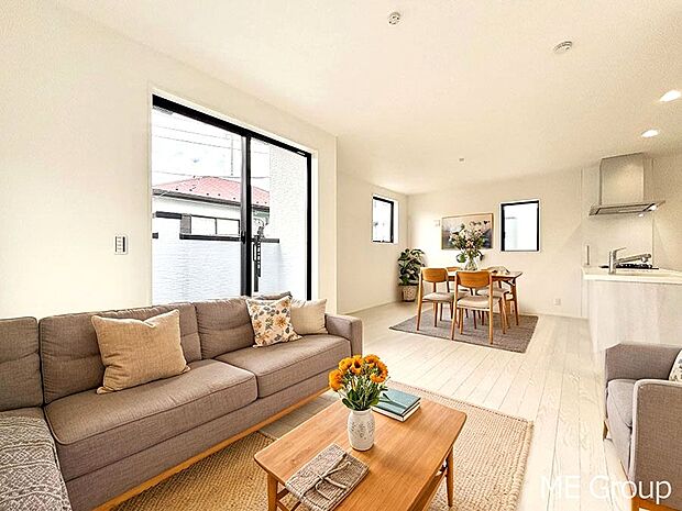 ご家族の賑やかな話し声で包まれる明るいリビング ※家具はCGです