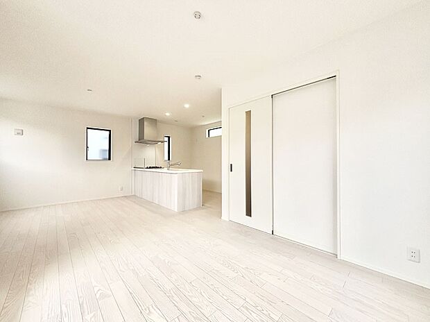 落ち着いた雰囲気のLDKは家族みんなの快適空間