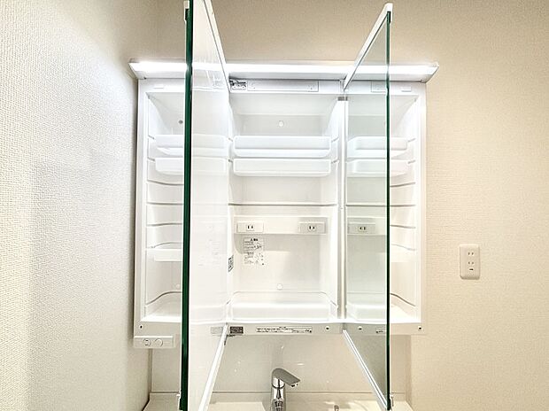 三面鏡の裏に、化粧品や衛生用品などを収納可能。洗面台をすっきりと保ちます!