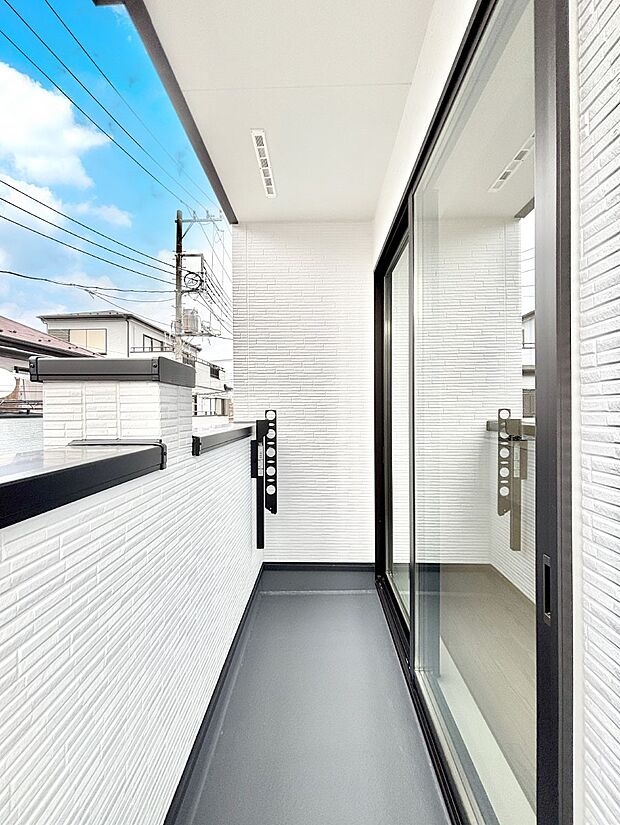 暖かな陽光が降り注ぐバルコニーはお洗濯におすすめ。爽やかな風も心地よいです。