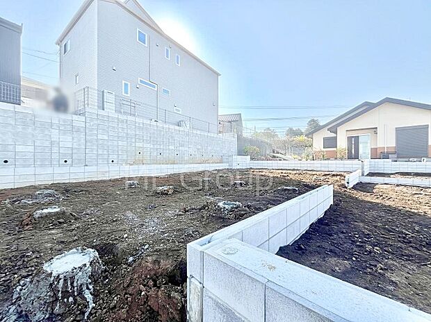 小学校至近、お子様を育むのに向いた立地です