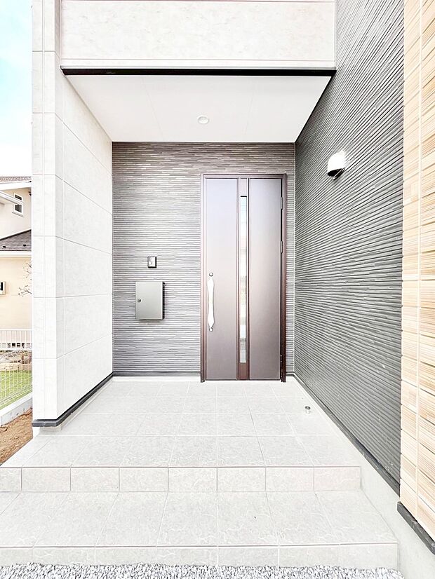 玄関前は雨が降っても濡れにくい屋根付き