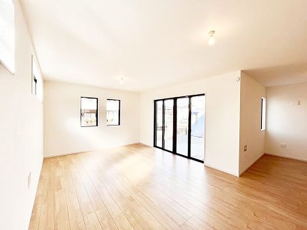 大きな窓からたっぷりの陽光と風を感じられるリビング