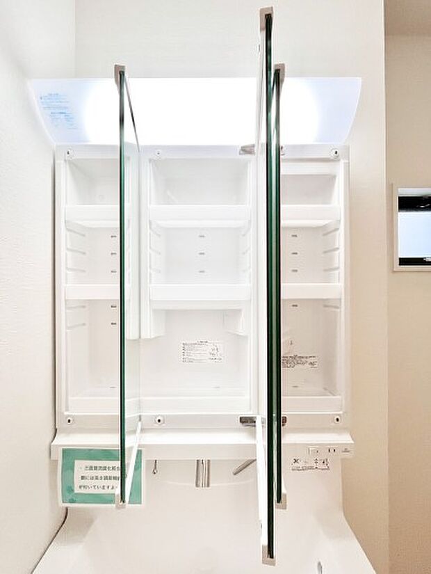 三面鏡の裏に、化粧品や衛生用品などを収納可能。洗面台をすっきりと保ちます!