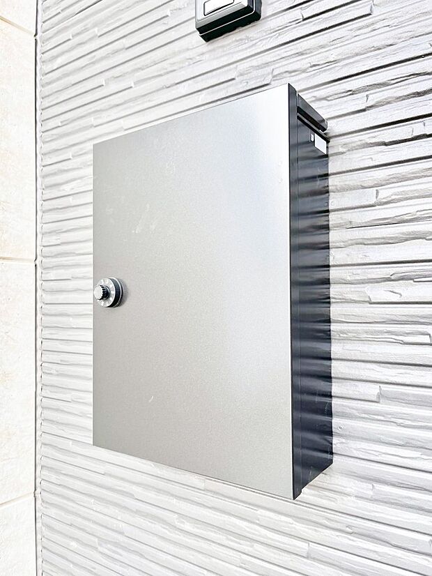 シンプルなデザインのポスト