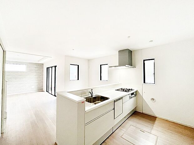 リビングで遊ぶお子様を見守りながらお料理ができる対面キッチン。  