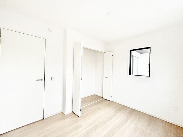 使いやすい形でベットや家具の置き方にも困ることもありません。