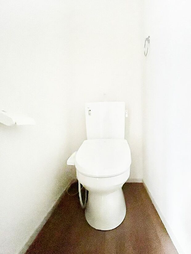 明るく清潔感のあるトイレです。