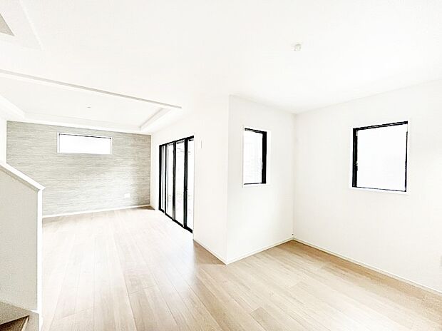 明るい陽光が注ぎ、寛ぎの雰囲気に満たされるダイニング。