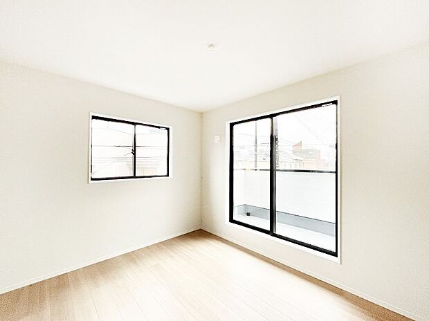 バルコニーが開放感をプラスしてくれる洋室