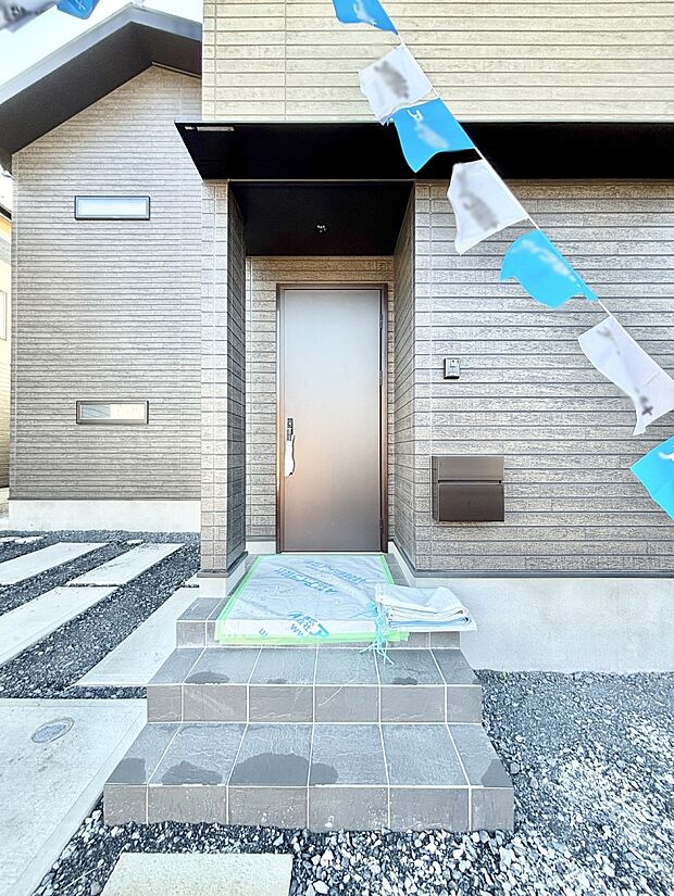 玄関前は雨が降っても濡れにくい屋根付き  