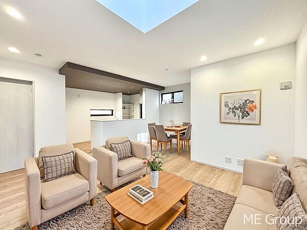 ご家族の賑やかな話し声で包まれる明るいリビング ※家具はCGです