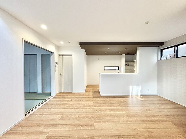 隣接の和室を開放すればさらに広々空間に  