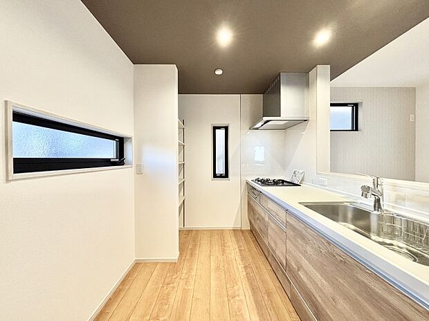 爽やかな風が通り抜けるキッチン。窓があるので明るく換気にも役立ちます。