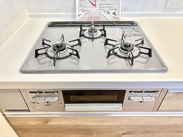 ガスコンロはＳｉセンサー搭載。火力調節や焦げ付き・消し忘れも防いでくれます。