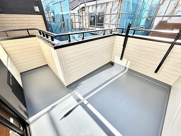 暖かな陽光が降り注ぐバルコニーはお洗濯におすすめ。爽やかな風も心地よいです。 