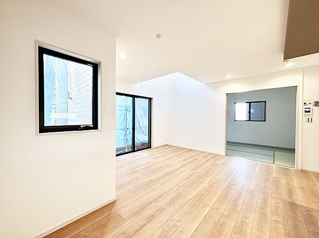 お洒落で開放感を演出する吹抜けのあるダイニング