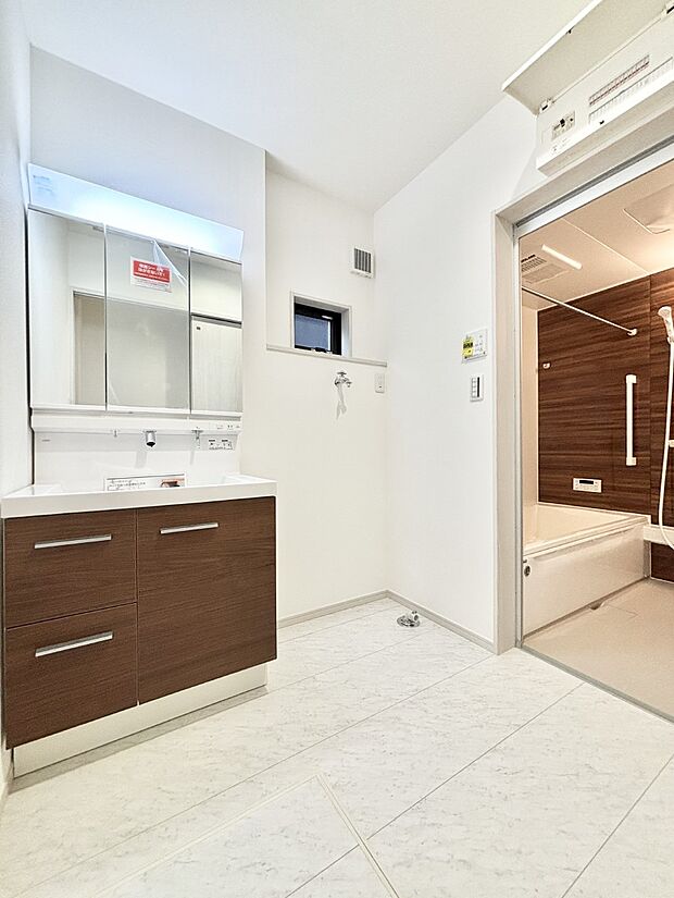 小窓がついているので湿気の多い場所でも換気が十分行えます。毎日の身支度を気持ち良く！