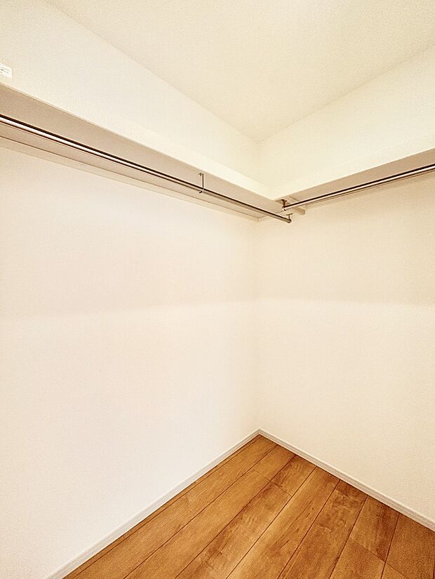 ウォークインクローゼット付きで生活空間を広く利用できます。