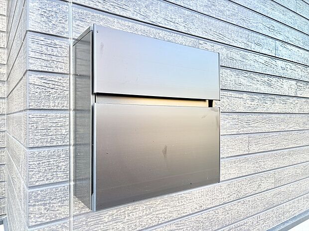 シンプルデザインのポスト。