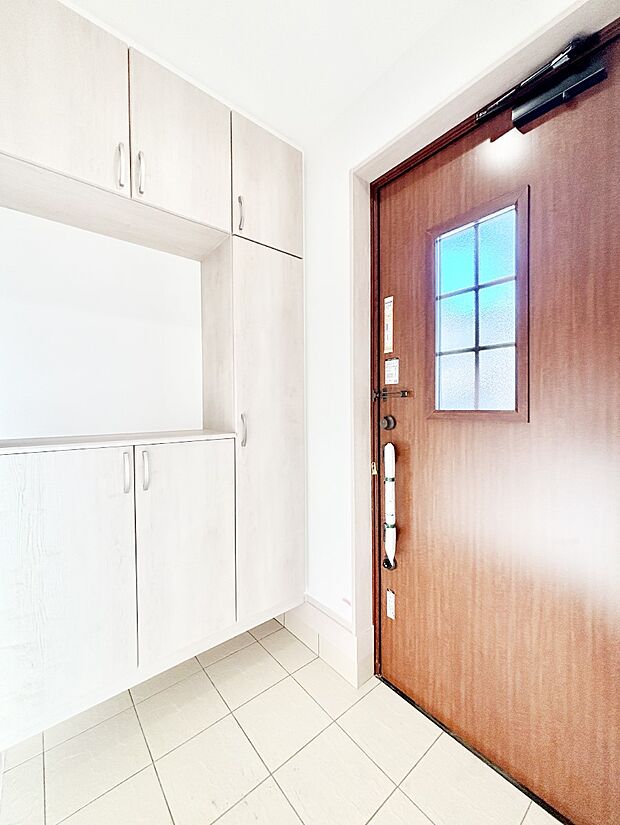 ご家族やお客様を気持ちよくお出迎え！明るい陽光が入り込む玄関。