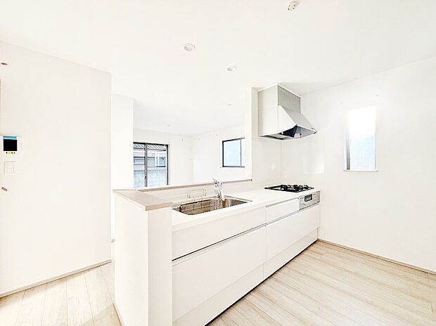 ご家族の会話弾む対面キッチン。お料理中のパパママもご家族と過ごす時間が増えそう！