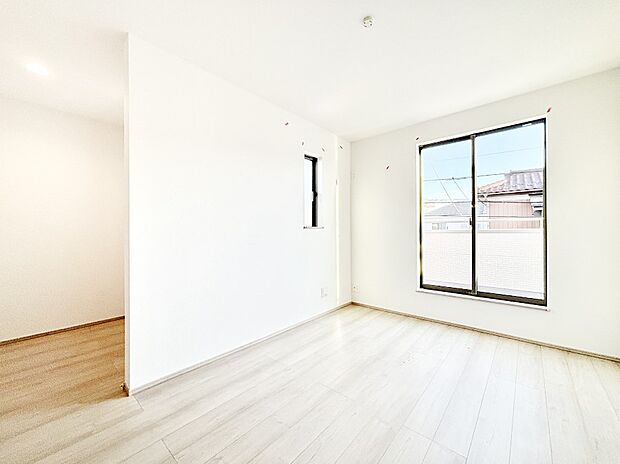 バルコニーが明るさと開放感を演出!朝スッキリと目覚められそうですね