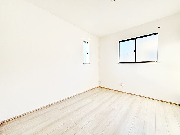 2面採光の洋室。窓から入り込む陽光がお部屋全体を優しく包み込みます!