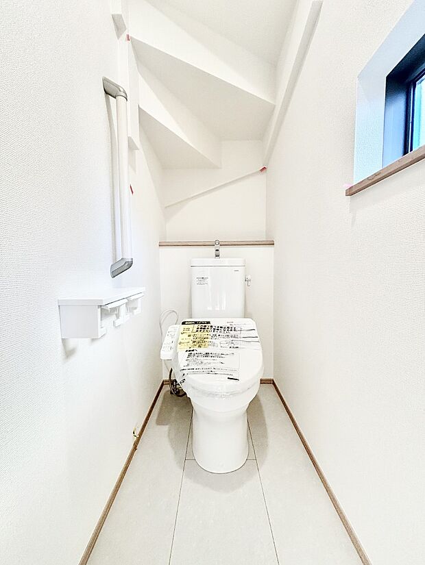 清潔感あるシャワートイレ。小窓から光が注ぎ込みます！