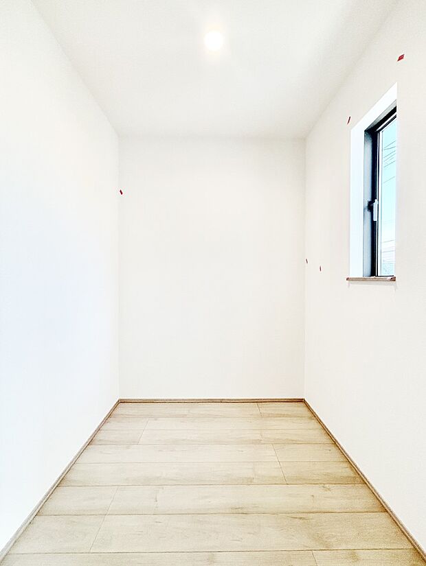 洋室内にあるフリーコーナー。収納や趣味スペースなど多用途に使えて便利です。