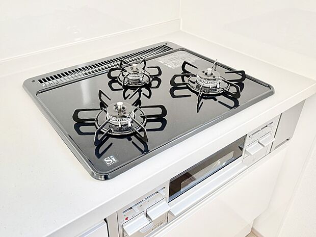 ガスコンロはＳｉセンサー搭載。火力調節や焦げ付き・消し忘れも防いでくれます。