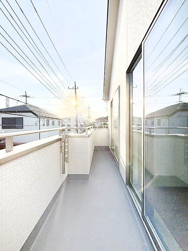 毎日のお洗濯に大活躍!2部屋から出入りできる南向きバルコニー!