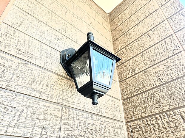 玄関先を明るく灯す外灯。遅い帰宅時もほっと安心しますね！