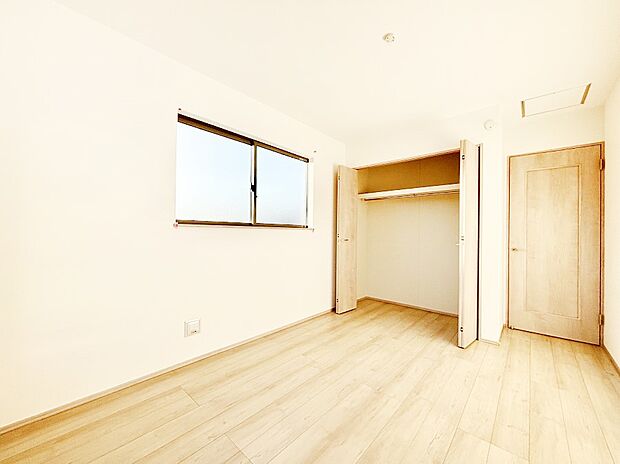 物入付きのお部屋でスッキリとした空間でゆったり寛げます