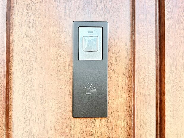 ボタンを押してかざすだけ！玄関ドアは電子キー仕様です。