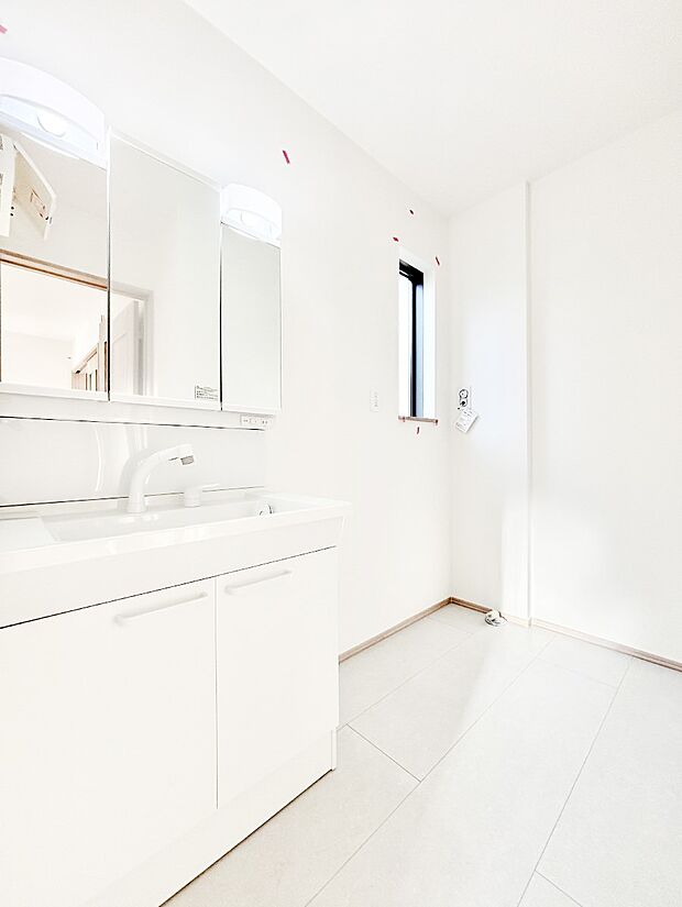 清潔感溢れるホワイトカラーを基調とした洗面室