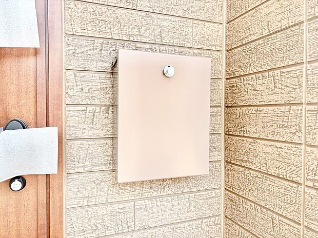 大切な郵便物の盗難を防止してくれるダイヤル錠付きのポスト