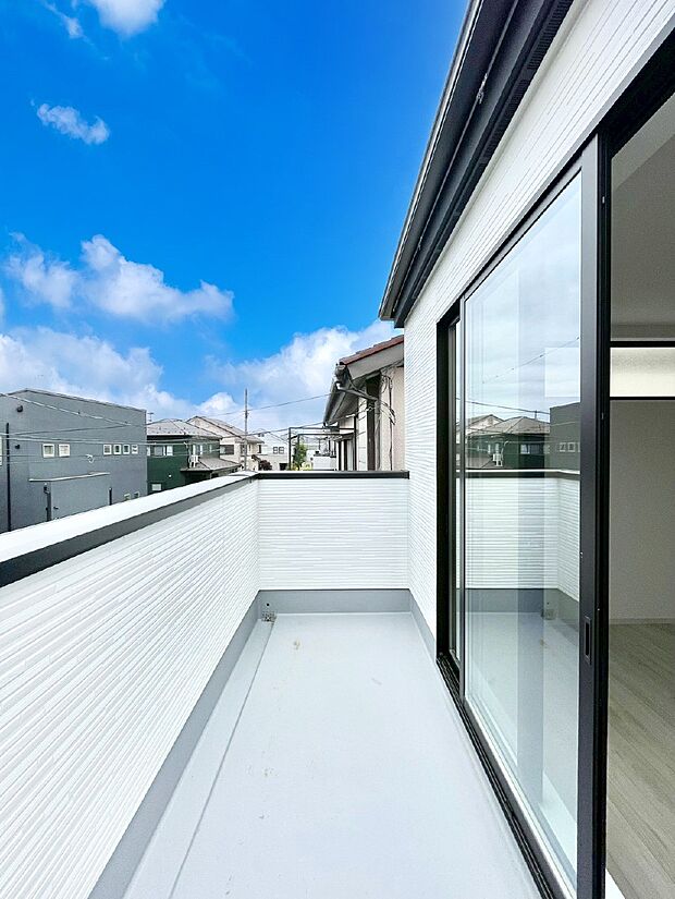 ゆったりバルコニーだから沢山お洗濯ものを干せます。