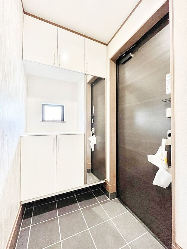 ご家族やお客様を気持ちよくお出迎えできる穏やかな雰囲気の玄関です。