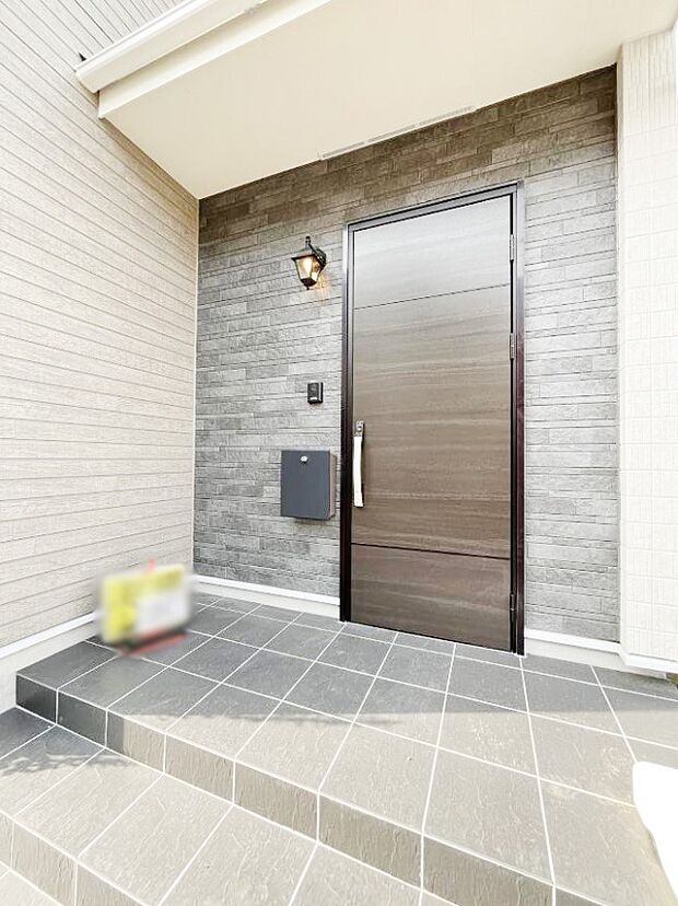 シンプルで落ち着いた雰囲気の玄関でご家族やお客様をお出迎え！