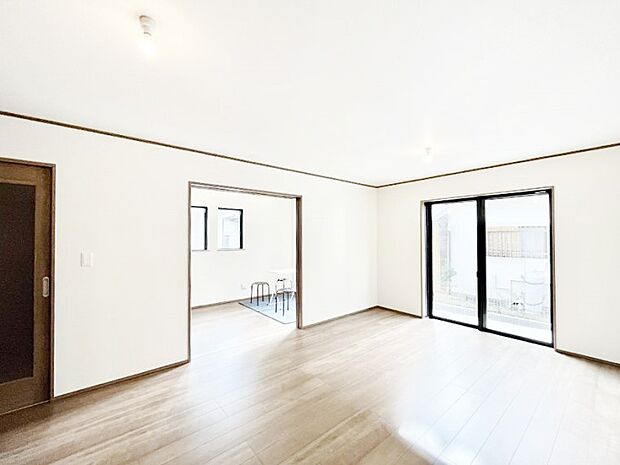 明るい陽光が注ぎ、寛ぎの雰囲気に満たされるリビングダイニング 