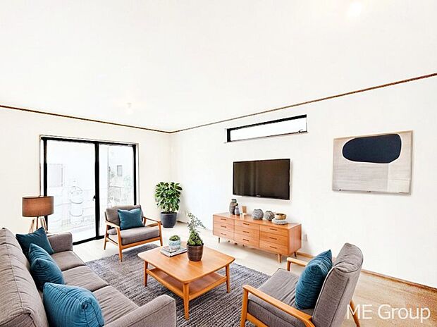 大きな窓からたっぷりの陽光と風を感じられるリビング　※家具はCGです